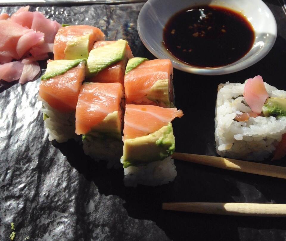 LT SALMON SUSHI ON TILE