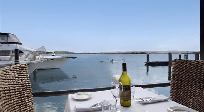 l_3676_milanos-on-the-lake