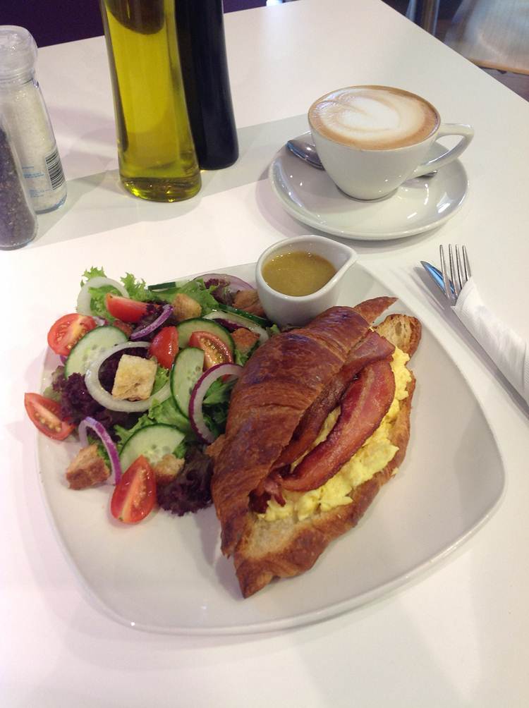 Breakfast at Cassis Paris